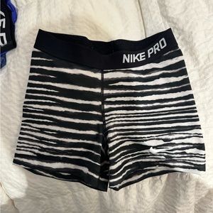 Nike pro workout shorts running shorts size medium black and white